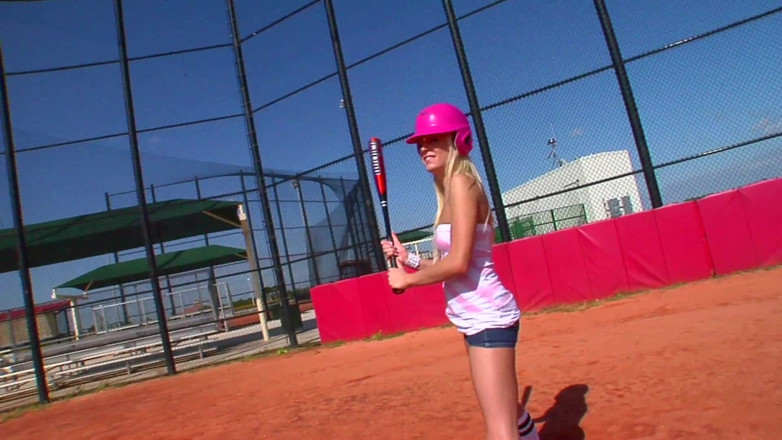 Femdom Sex: HBlond teef krijgt minder in honkbal en meer