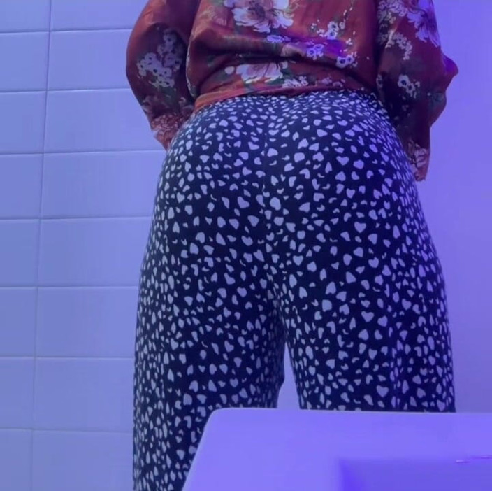 African Fart Queen: Pyjamas Kentut busuk lewat malam
