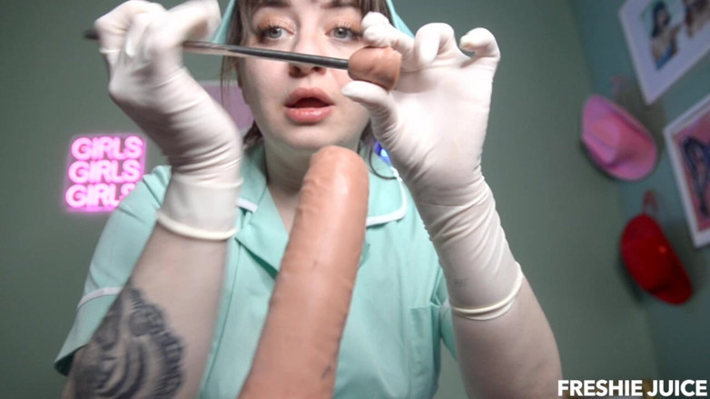 Freshie juice: Sádica enfermeira remove cruelmente seu pênis extremo de tcc