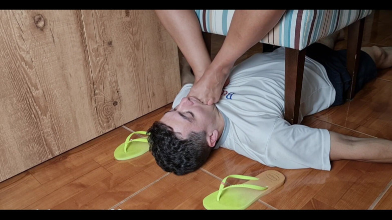 KiffaFeet: Maîtresse Kiffa - une esclave pieds sur le visage nettoie des...