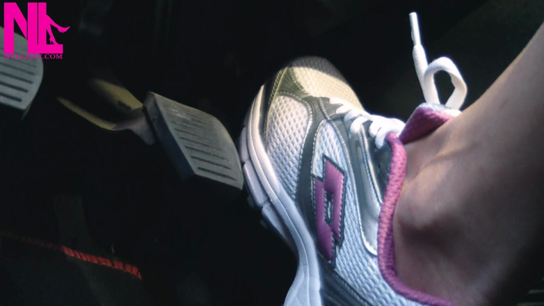 Nyllady: Snel rijden in Lotto Sneakers