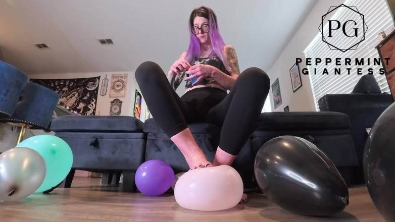 Peppermint Giantess: Giantess explode um saco inteiro de balões - minúscula pov foot...