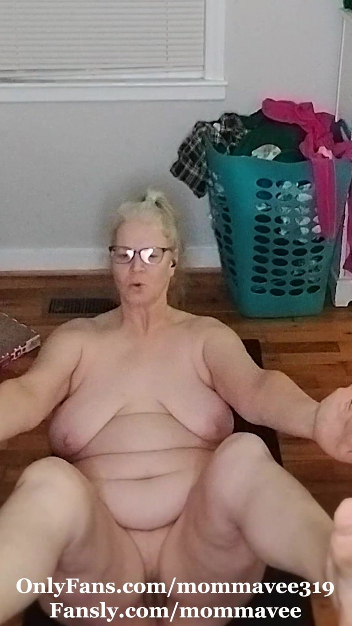 Momma Vee: Горячая милфа занимается обнаженной йогой!