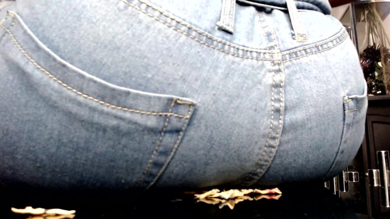 Maeling: Koloni kecil molek dihancurkan dalam seluar jeans denim dan pantat...