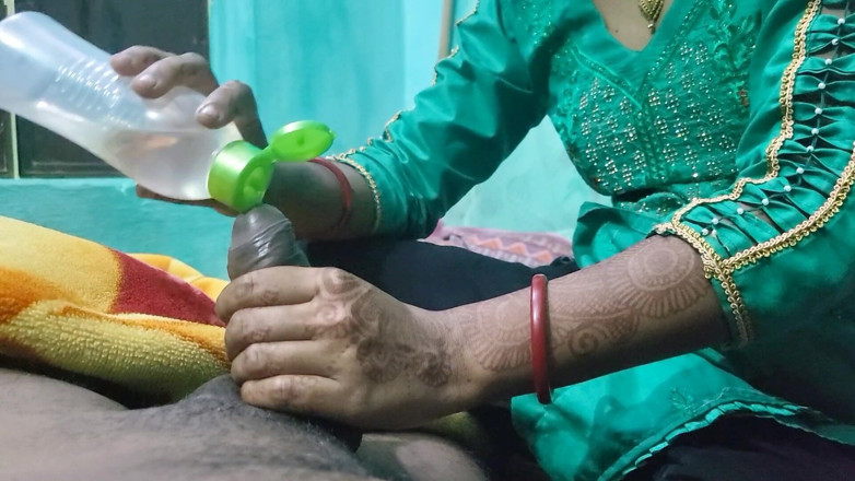 Hindisexvideo: インドのデジ主婦おばさんが若いアマチュア義理の息子に後背位のフルヒンディー語オーディオで犯される