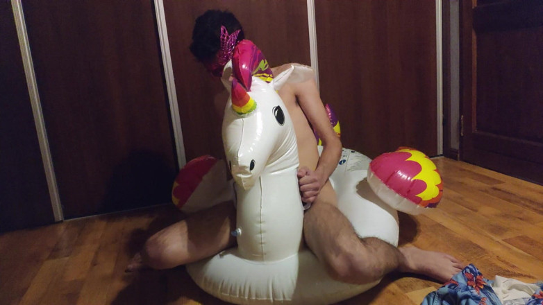 Floatie Boy: Plezier hebben in mijn opblaasbare eenhoorn