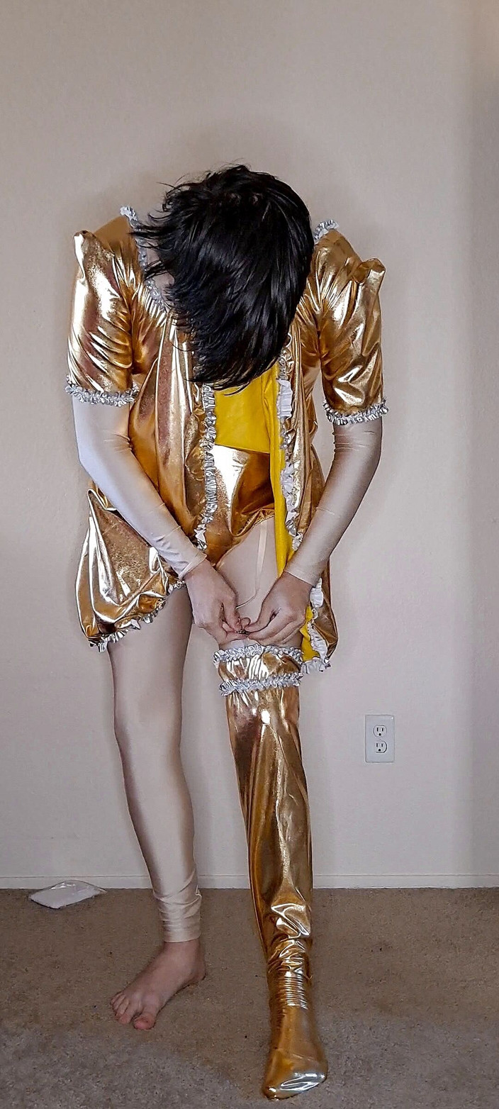 Pup Zentai: Brillante sirvienta dorada se viste