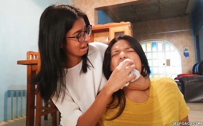 Selfgags Latina Bondage: Menghantar mesej kepada teman lelaki saya buat kali terakhir!