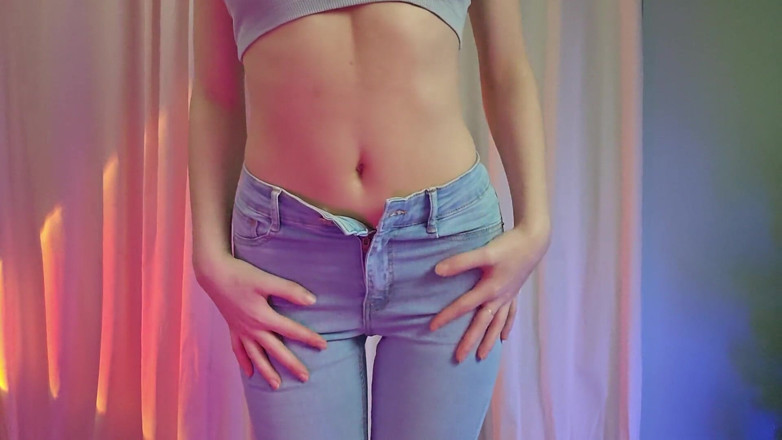 petitesubkitten: Roodharige striptease uit magere spijkerbroek