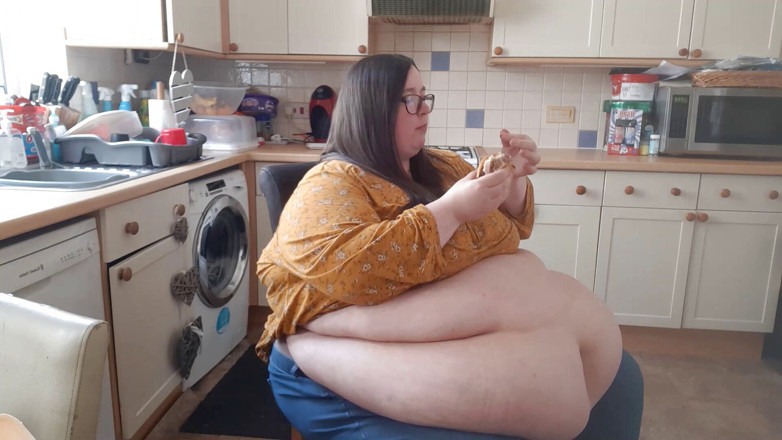 SSBBWLadyBrads: SSBBW vs Godzilla Burger en train de manger