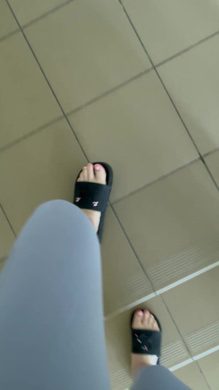 Feet: POV: dźwięk klapków podczas chodzenia w szarych leginsach