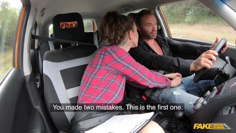 Fake Driving School: Kup mi kafe a šukej mě