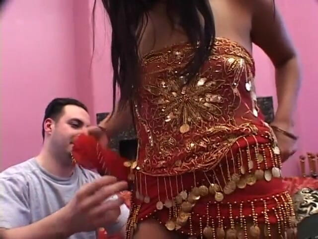 Hot Sex Party: Pelacur dengan kawat gigi disetubuhi dengan dua kontol di threesome