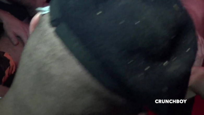 Gaybareback: Puta fisted por chicos durante orgía púbica