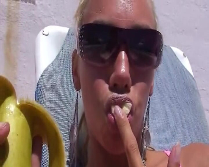 Porno kino: Une blonde exotique à forte poitrine d’Allemagne pose nue pour un...