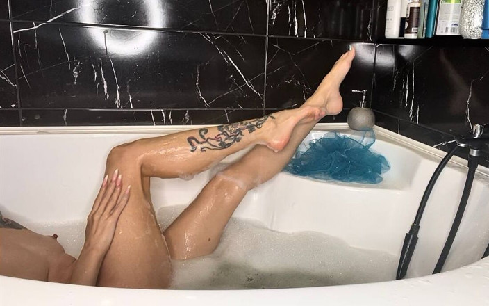 Julia domaina: Je rase mes longues jambes minces dans la baignoire, les...