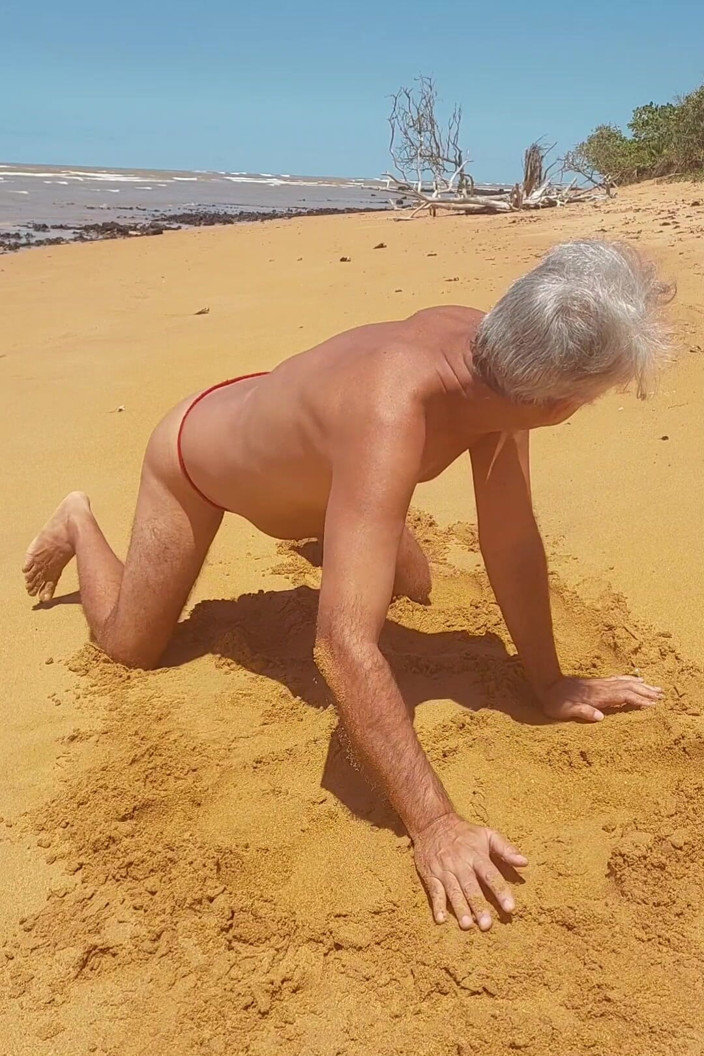 Ladysilvas: Ladysilva Transe am strand im höschen zeigt ihren heißen arsch