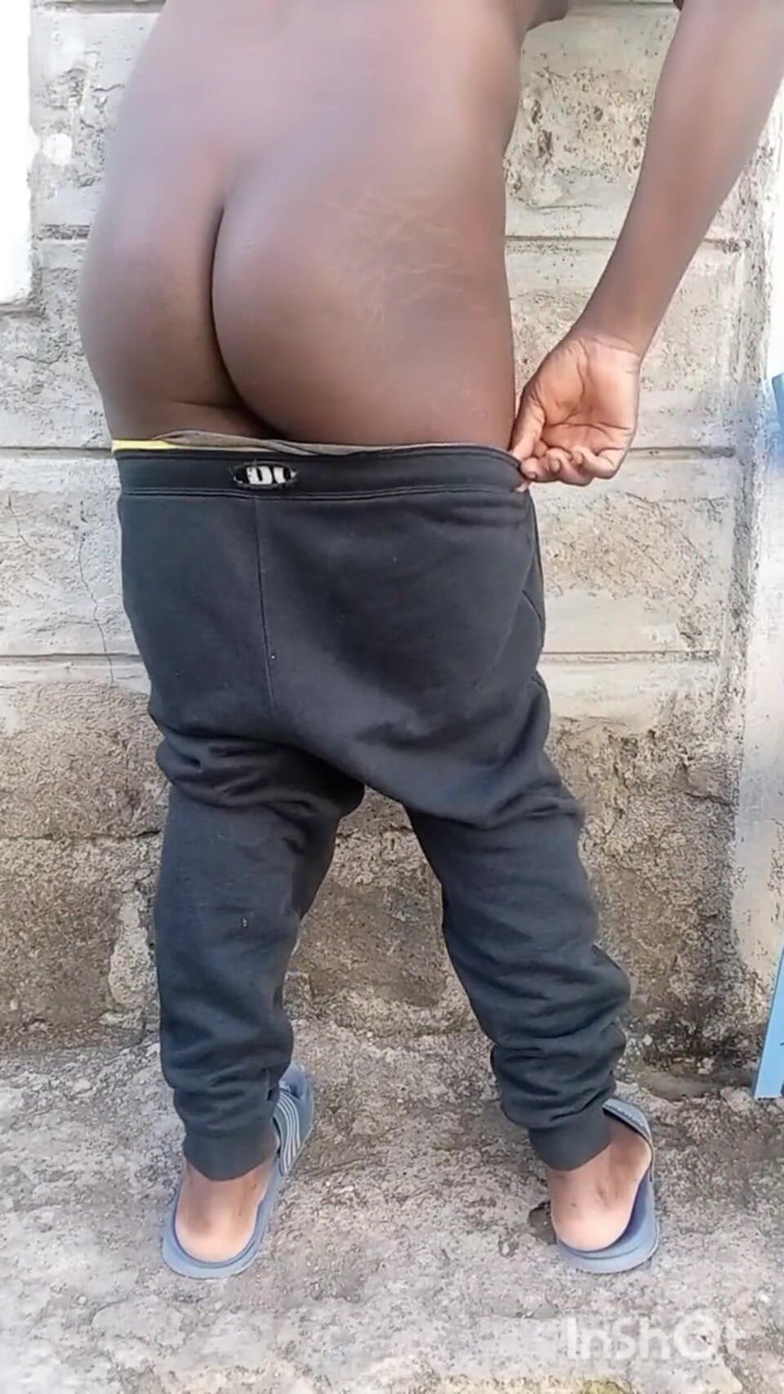 Sexyjayla254: Großer schwarzer arsch unten reitet seinen dildo draußen
