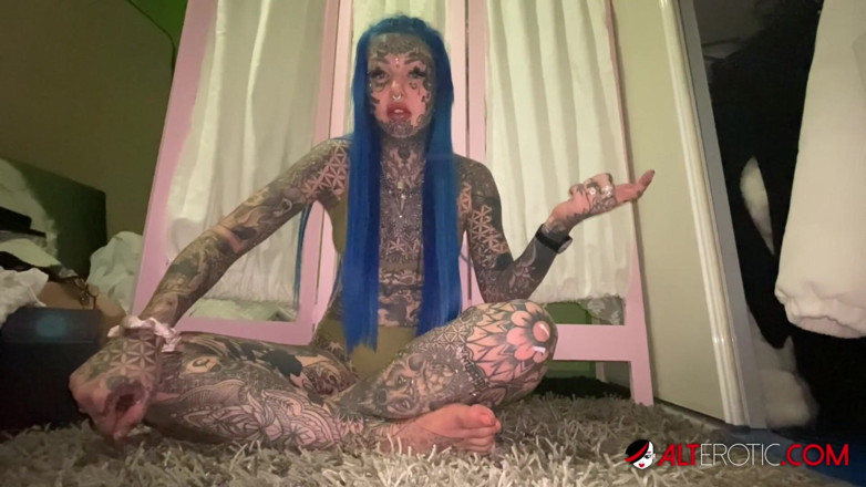 Alt Erotic: Amber Luke被隔离的自慰