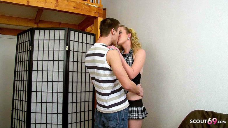 Full porn collection: Stydlivý panna dostane defloration sex od teen spolužáka na exkurzi