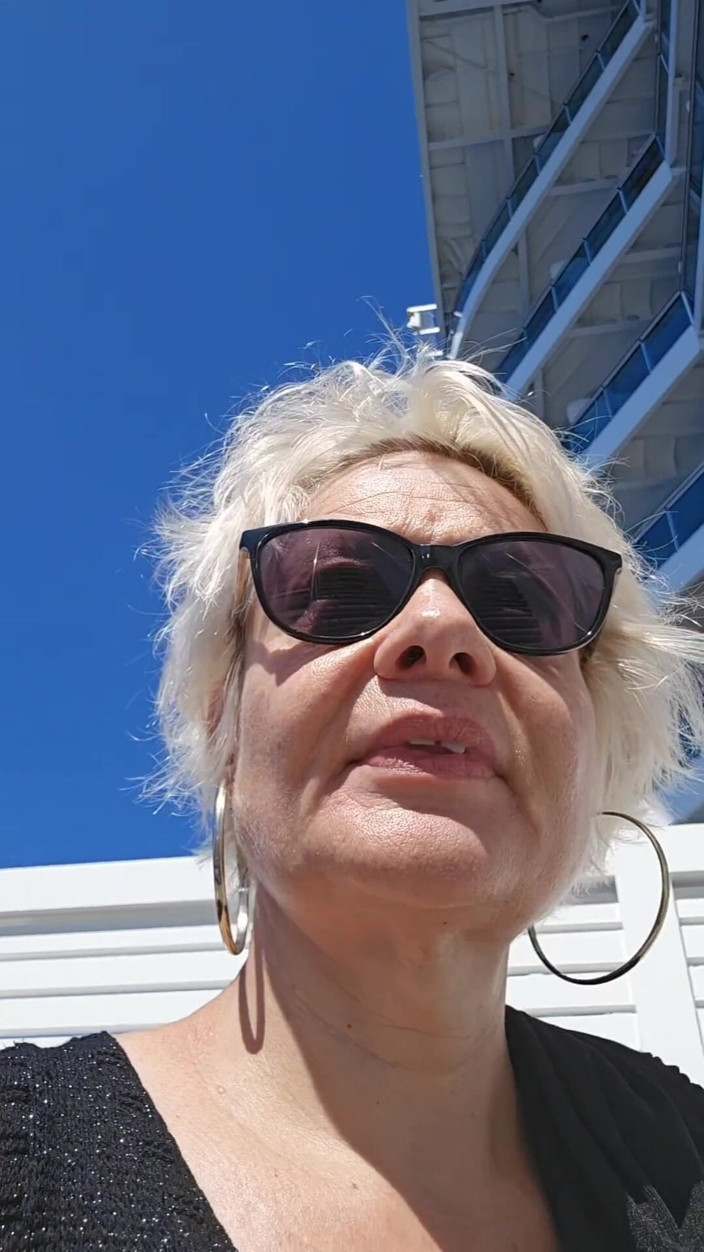 Sofy13: Im Urlaub suche ich nach einem Fremden auf dem Boot,...