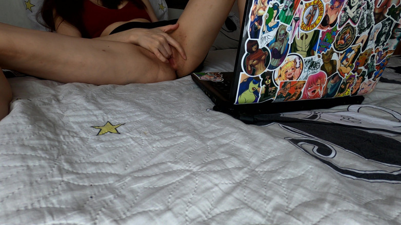 LeilaBeat: Tante semok amatir lagi asik masturbasi sambil nonton bokep