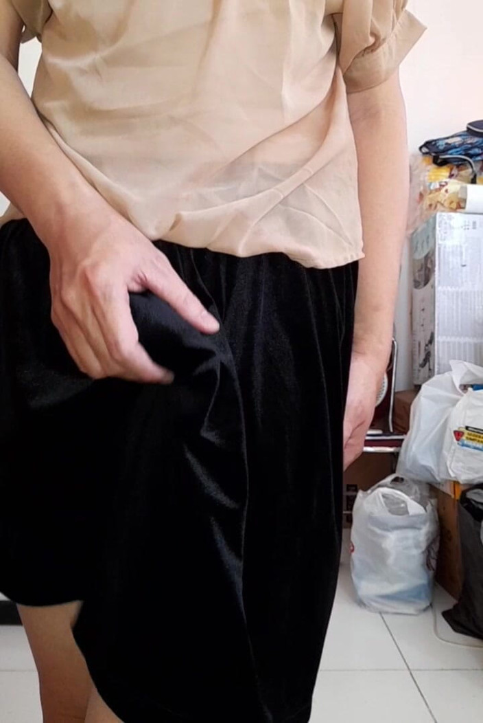Naomisinka: Suando e gozando vestindo blusa de mulher e saia de...