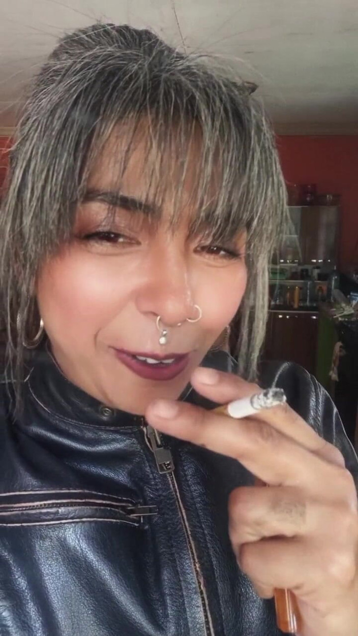 Casia Castro: 천천히 흡입, 가죽 흡연 지침.
