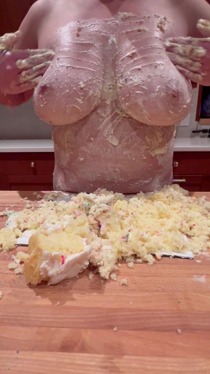 MidnightTease: Une belle-mère ruine son gâteau d’anniversaire avec ses énormes seins