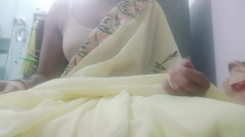 Gaurisissy: Індійський гей кроссдрессер gaurisissy відчуває збудження в жовтому сарі так само, як домогосподарка