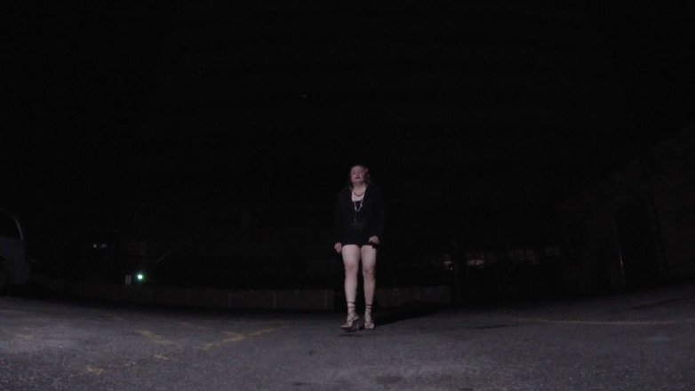 JonasBen: La sissy matura travesta su un video veloce all'aperto per...