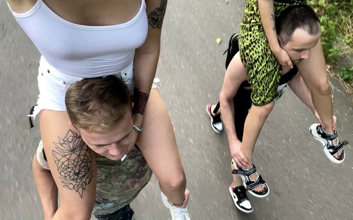 Petite Princesses Femdom: मालकिन Kira और sofi के साथ पहली बार आउटडोर दोहरे कंधे की सवारी