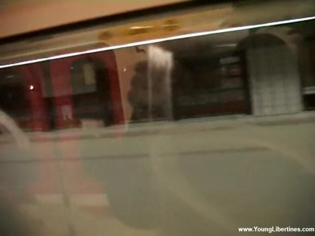 Young Libertines: Blowjob in einer u-bahn