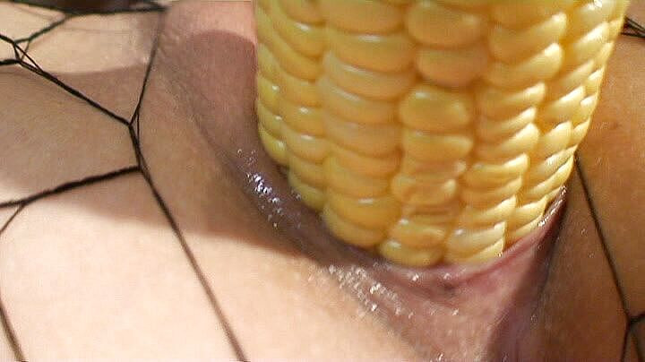 Popp Sylvie: Squirta due volte con una pannocchia sulla pannocchia