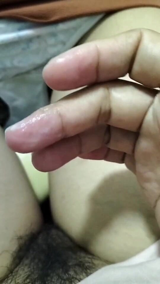 Lucky Kik: भाग्यशाली Kik अपनी गीली चूत दिखाती है