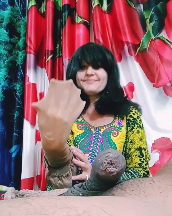 Bolly Karma: Хлопець із великим чорним членом спокушає свою зведену сестру!
