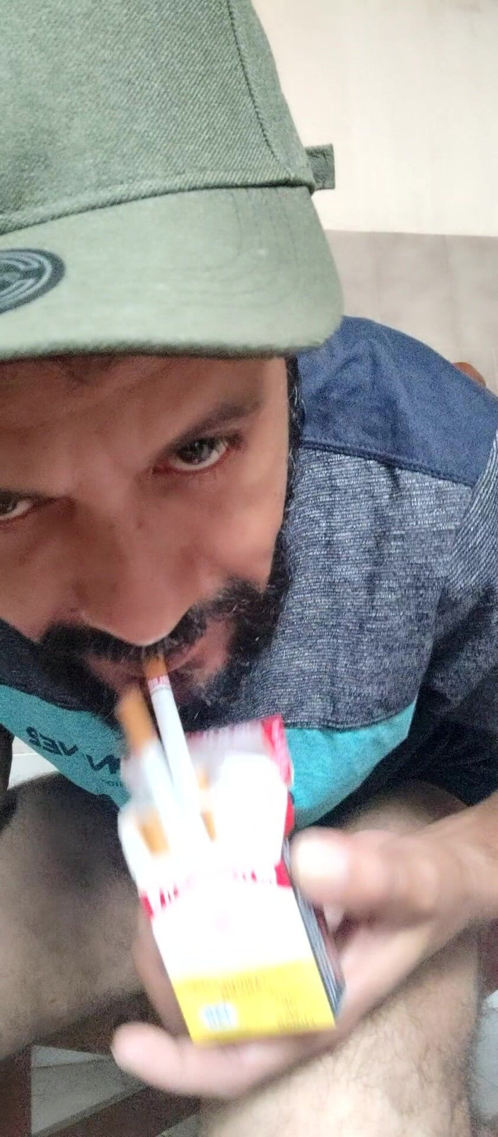 Stink HairyMale: Campo fumando en la mañana