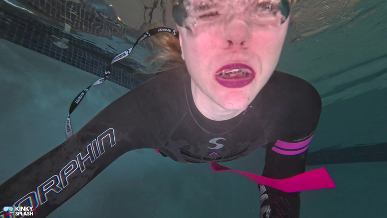 UKCuteGirl Lucy Lauren: Unterwasser-neoprenanzug, domina neckt in high heels