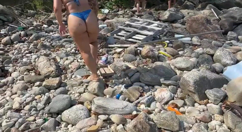 Lidi Ferrari: Brunes sexy en bikini string sur la piste de la...