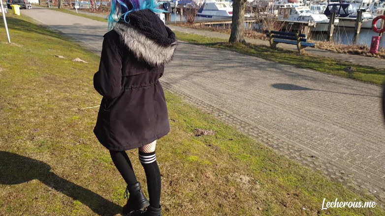 Lecherous: Alisha toont zich en gaat naakt in de jachthaven