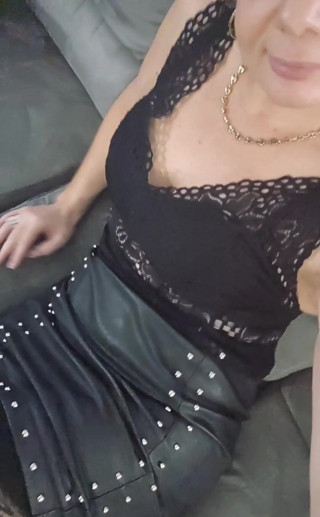 Sofy13: MILF z seksowną skórzaną spódnicą - krótkie wideo