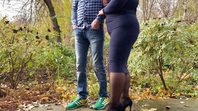 OurFetishLife: 最喜欢的岳母在她的女婊旁边撒尿