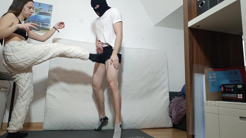 GermanBallsBusted: Sie Macht Meine Eier Beim Ballbusting Kaputt