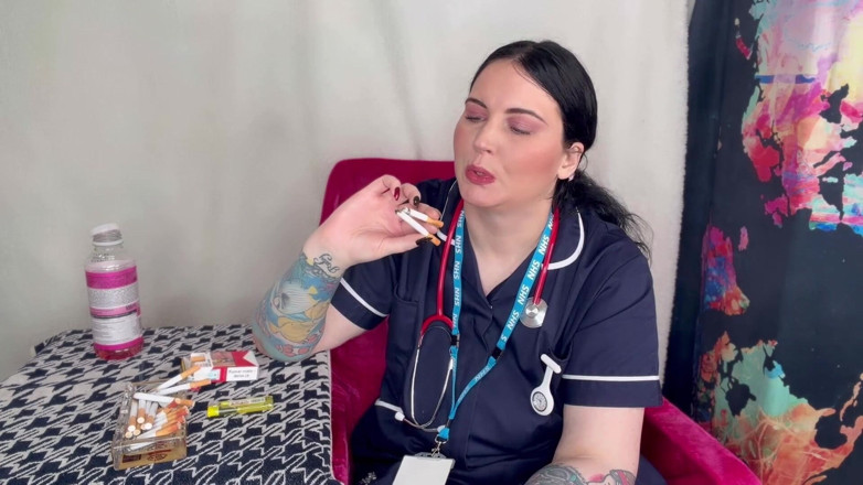 MissFFW: Une infirmière FFW fume plusieurs cigarettes en même temps