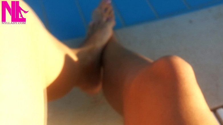 Nyllady: Desculță atârnând în piscină