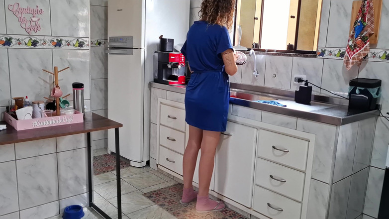 Victor SweetCoupleStories: Acordando minha meia-irmã para lavar os pratos