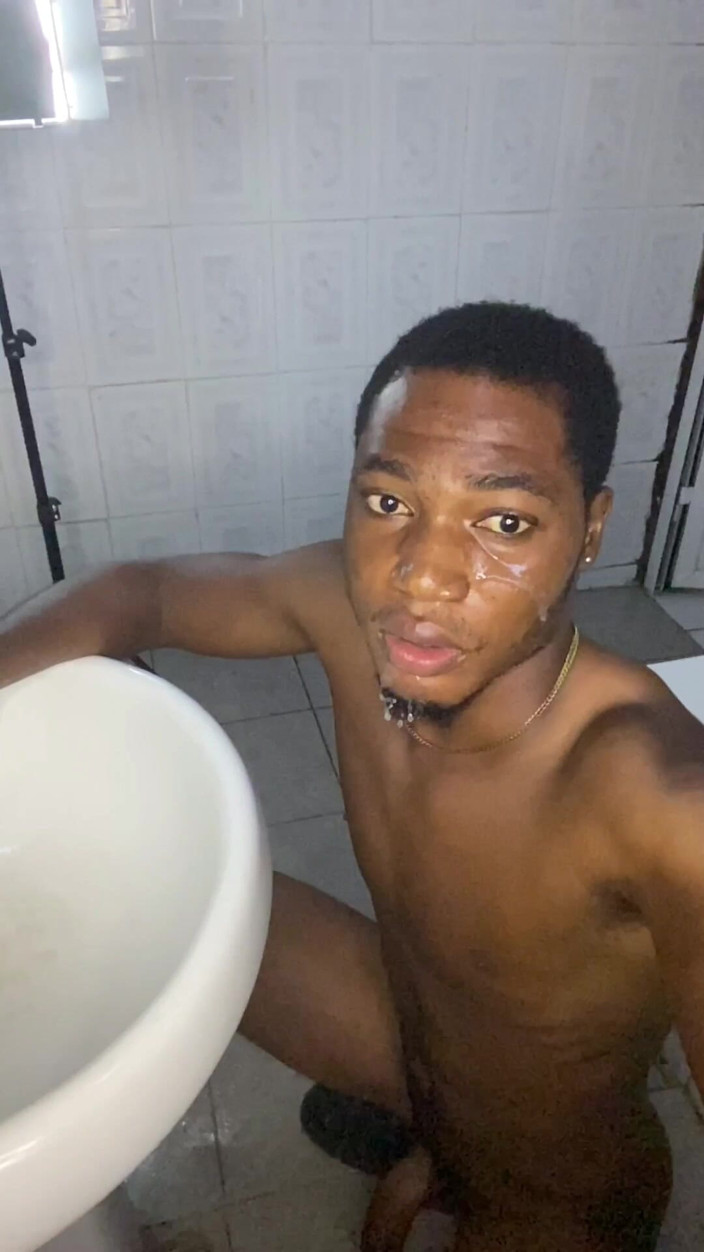 BlackDanie_production: Cowok ini crot di dalam memekku