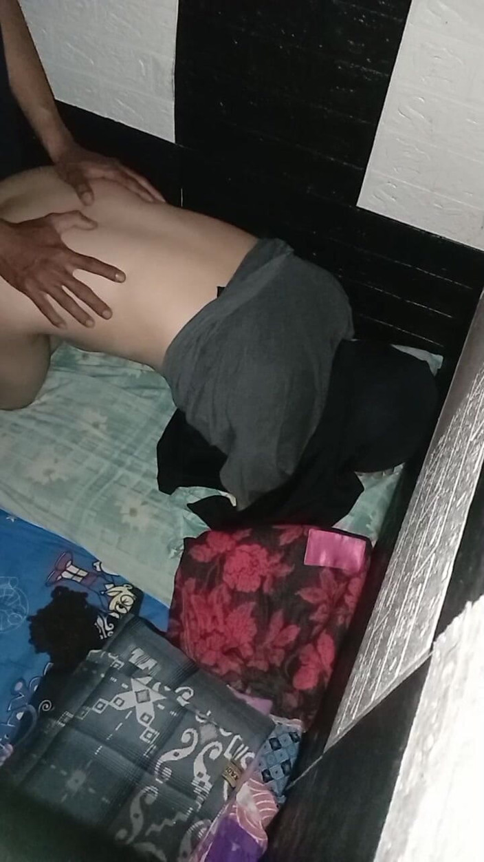 Famly sex: Mông của một người phụ nữ châu Á đội khăn trùm đầu, cô ấy...