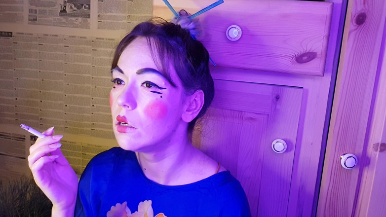 Blowjobs Alice: Styvsyster röker en cigarett