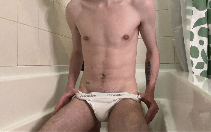 GhostCams: Twink yang belum disunat tidak sabar untuk kencing di seluruh...